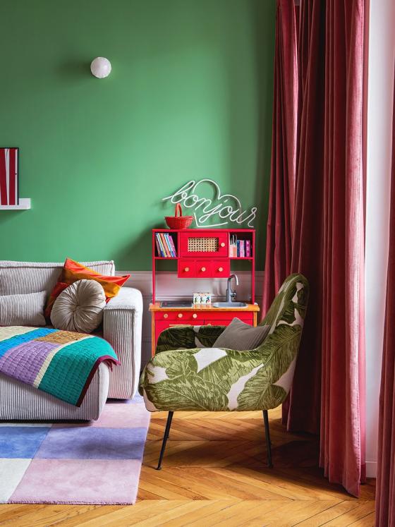 Das farbenfrohe Wohnzimmer von Lisa Gachet.