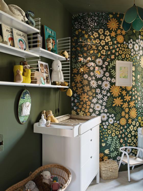 Blumentapete und grüne Wände, Raum im Raum Effekt mit Farbe