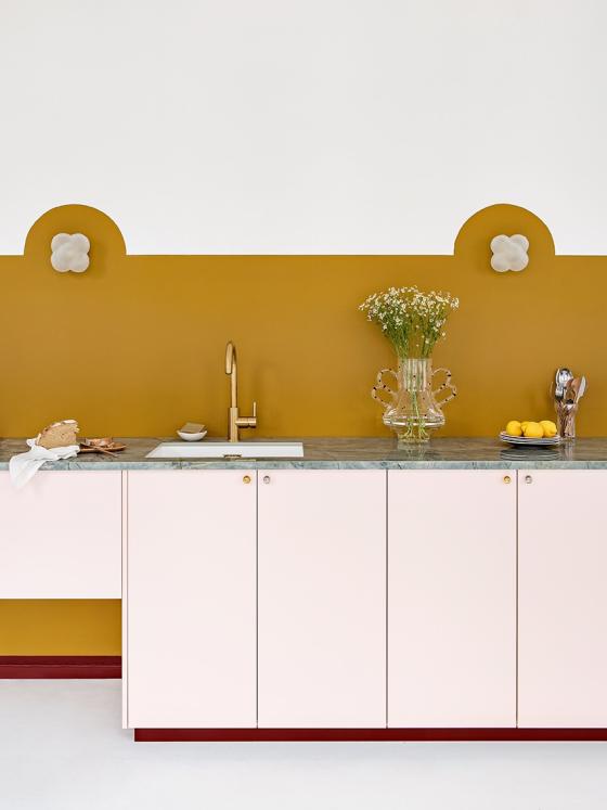 Eine von Margaux Keller entworfene Küche in Rose calcaire, Ocre und Tuile.