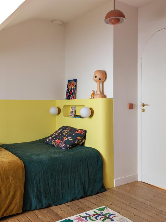 Chambre d'enfant avec tête de lit jaune vitaminé, réalisée sur-mesure.
