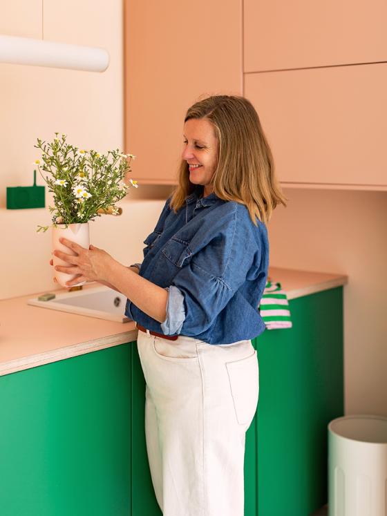 La cuisine rose et verte du studio de Sabine Mérillon