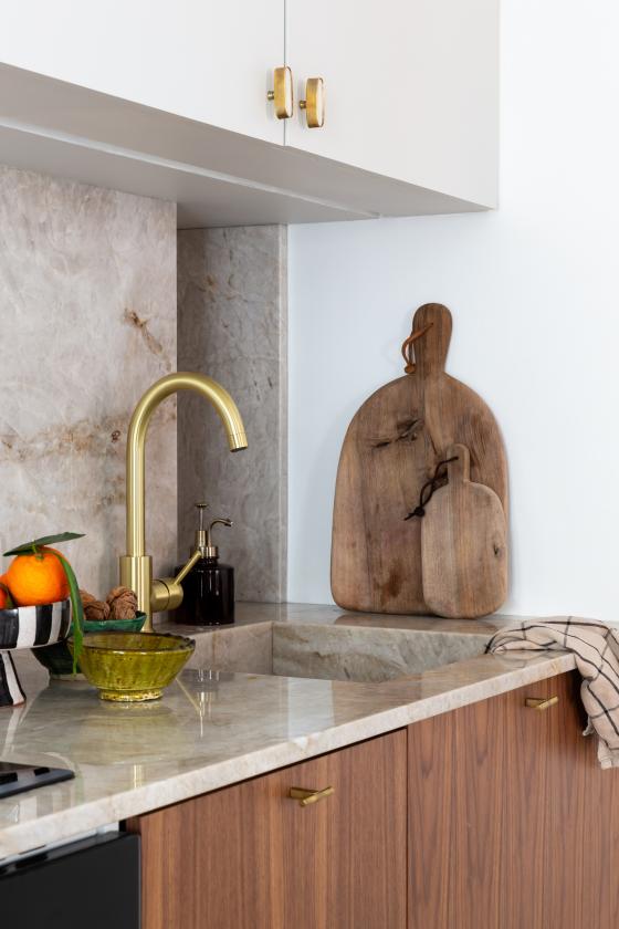 Kitchen in walnut x granite countertop