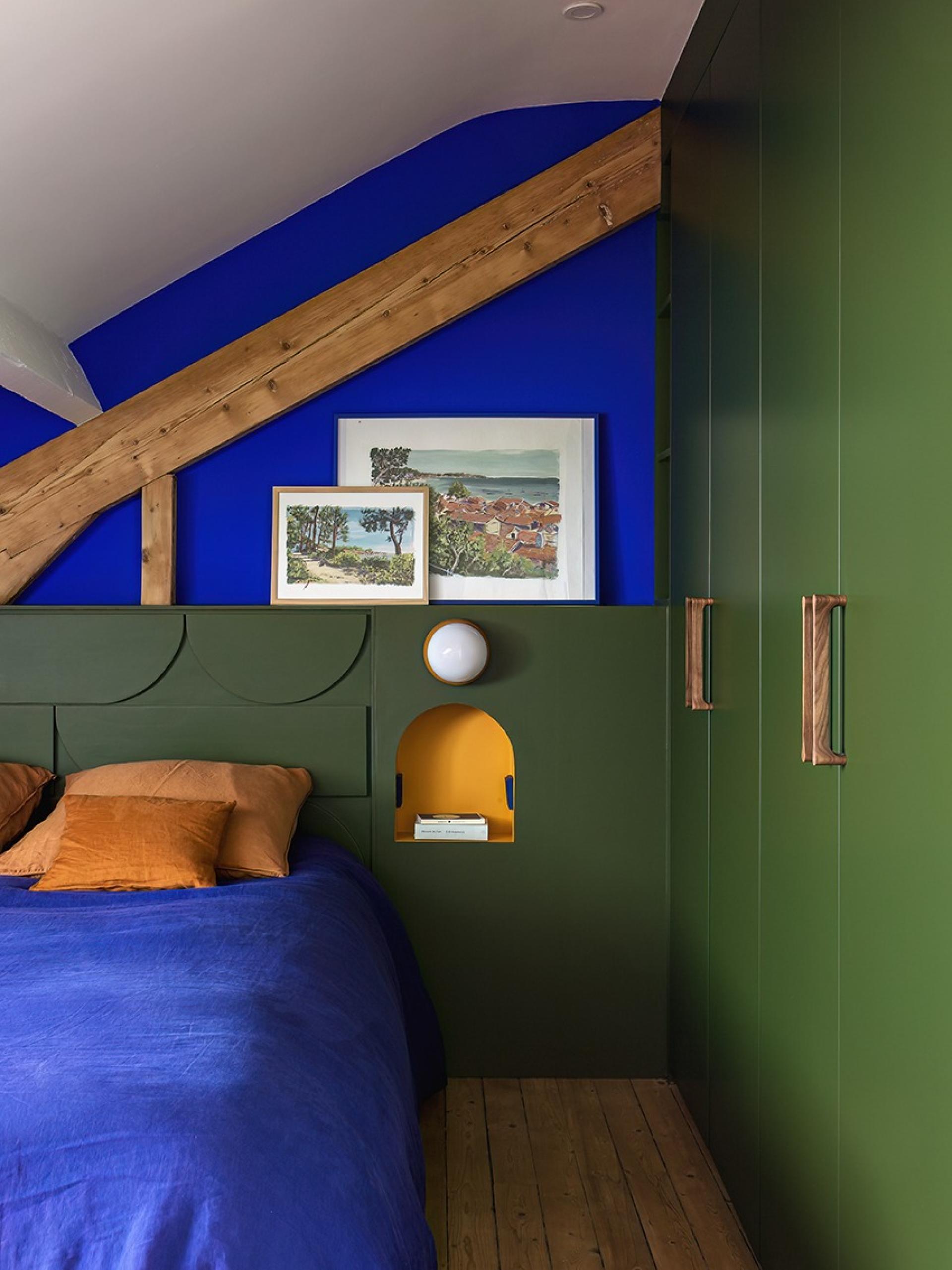 Chambre mansardée avec ambiance intimiste, literie Bleu et jaune avec tête de lit Olive, avec niches