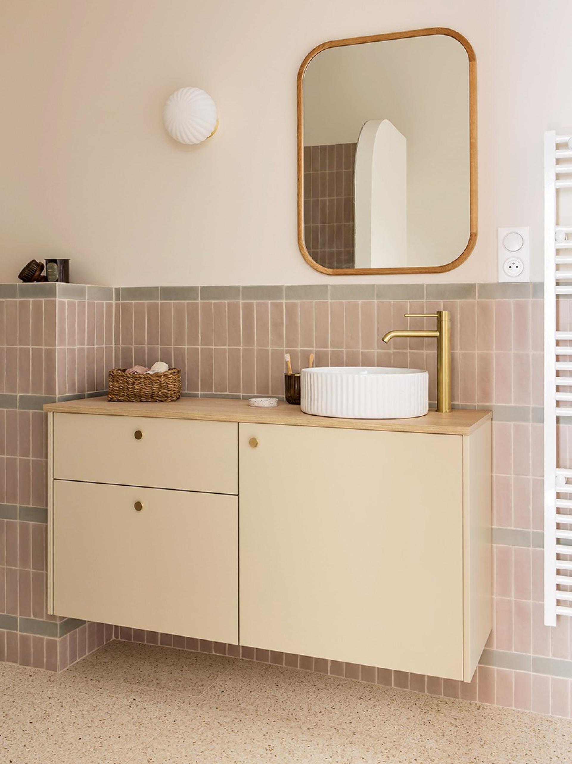 A graphic bathroom by Lala Home