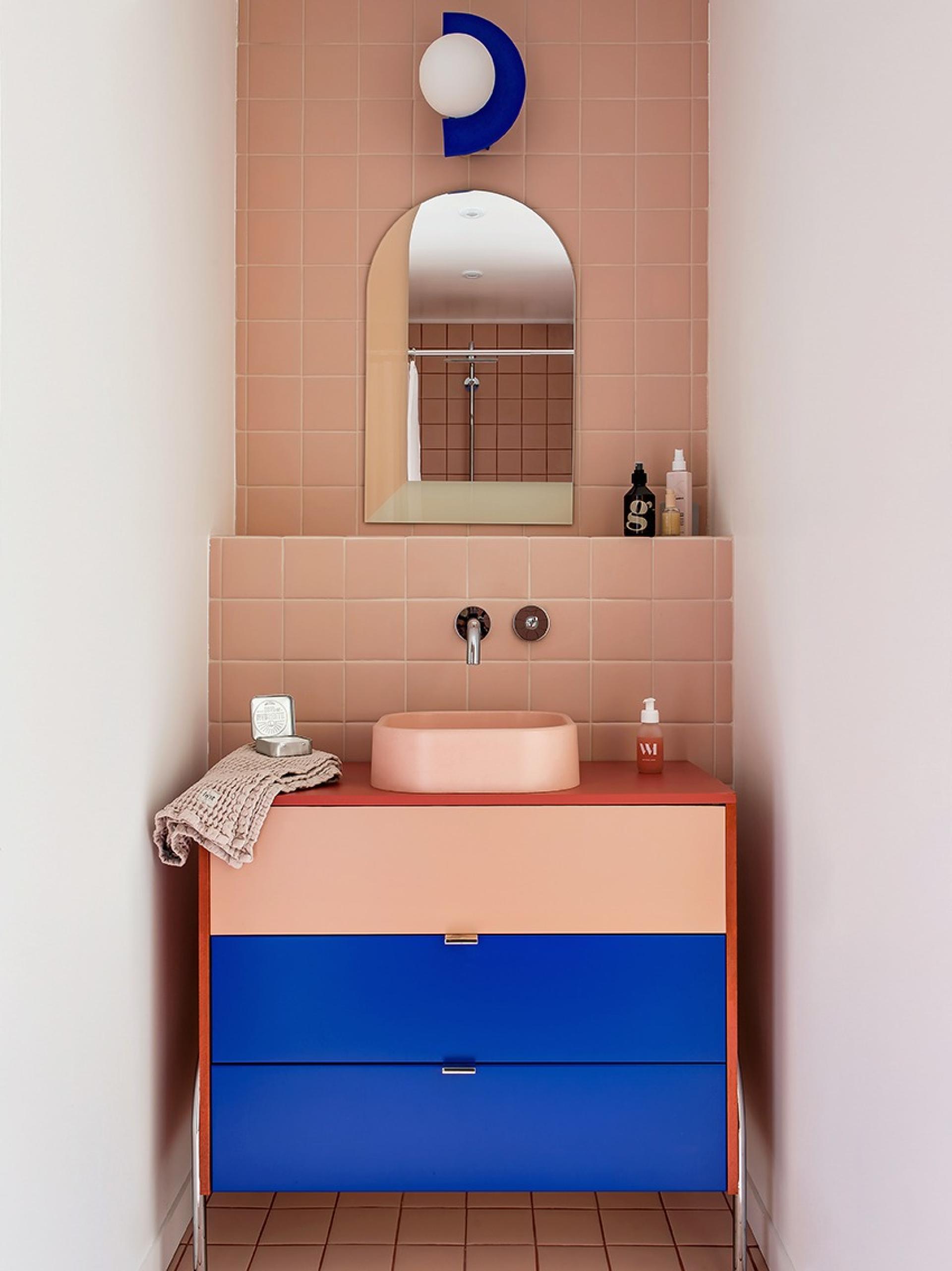 A pop vanity unit in Electric blue and Blush rose