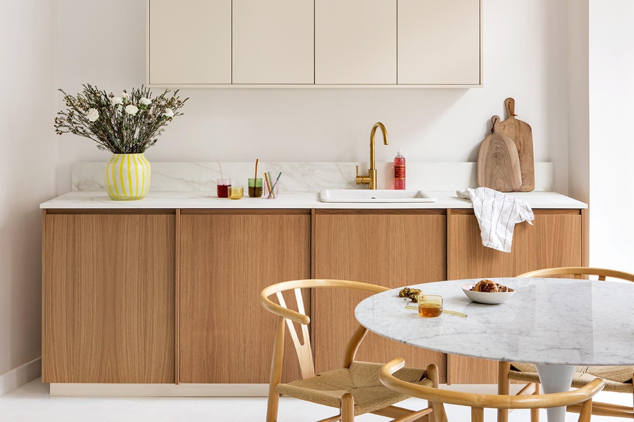 A two tone kitchen in Ivoire and Honey oak