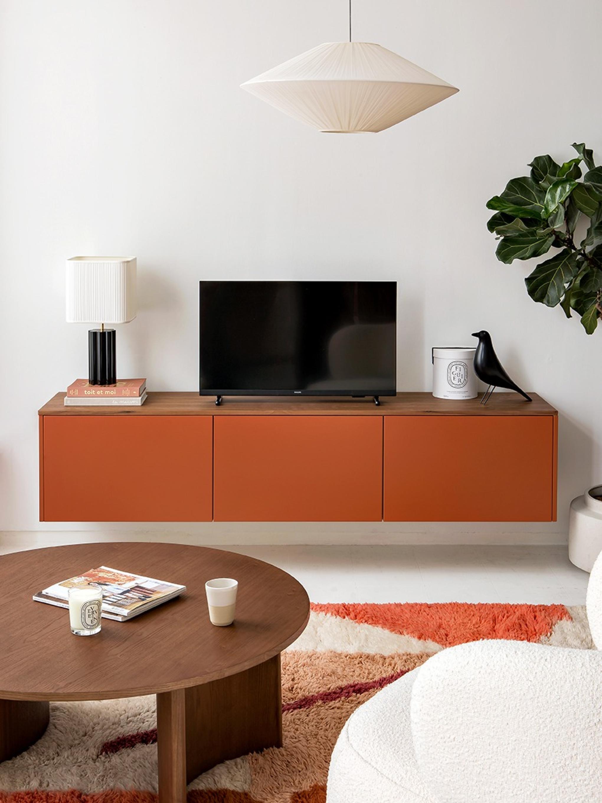 Ein TV-Möbel Besta in Mattlack Fauve