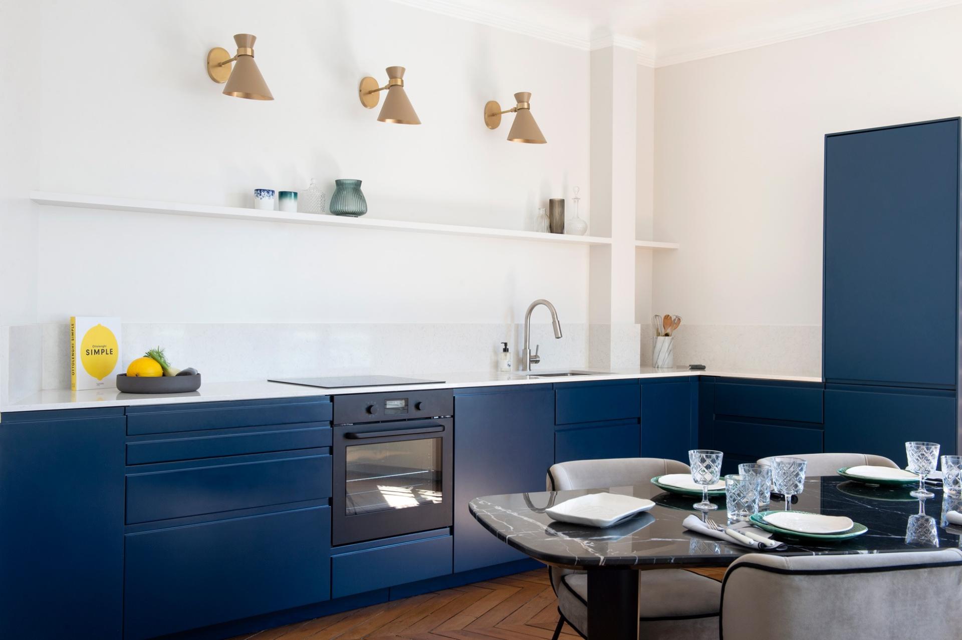 Blue nuit kitchen by Camille Gabrielle - Photos by Flora Fourcade