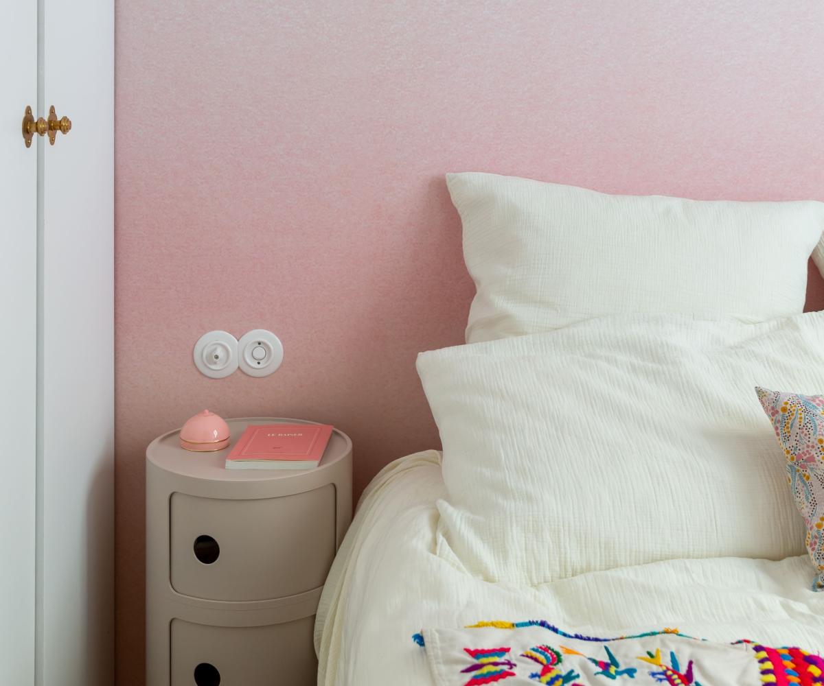 Pink wallpaper bedroom