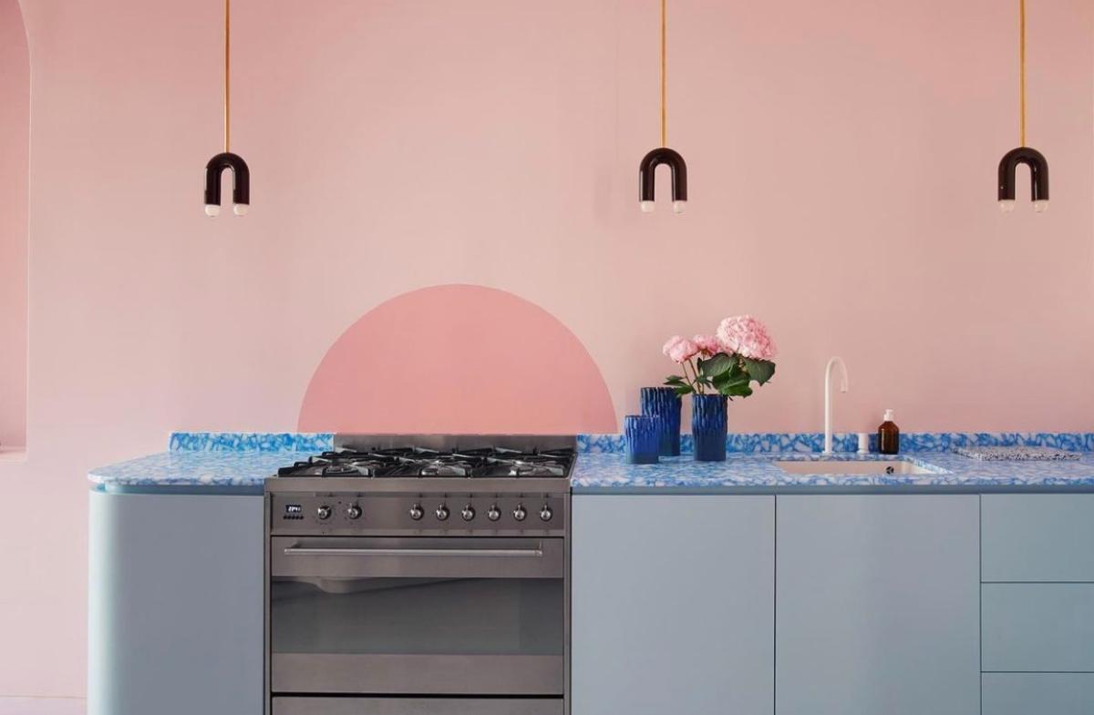 Küche in hellblau & rosa Farbe, gemalter Bogen an der Wand