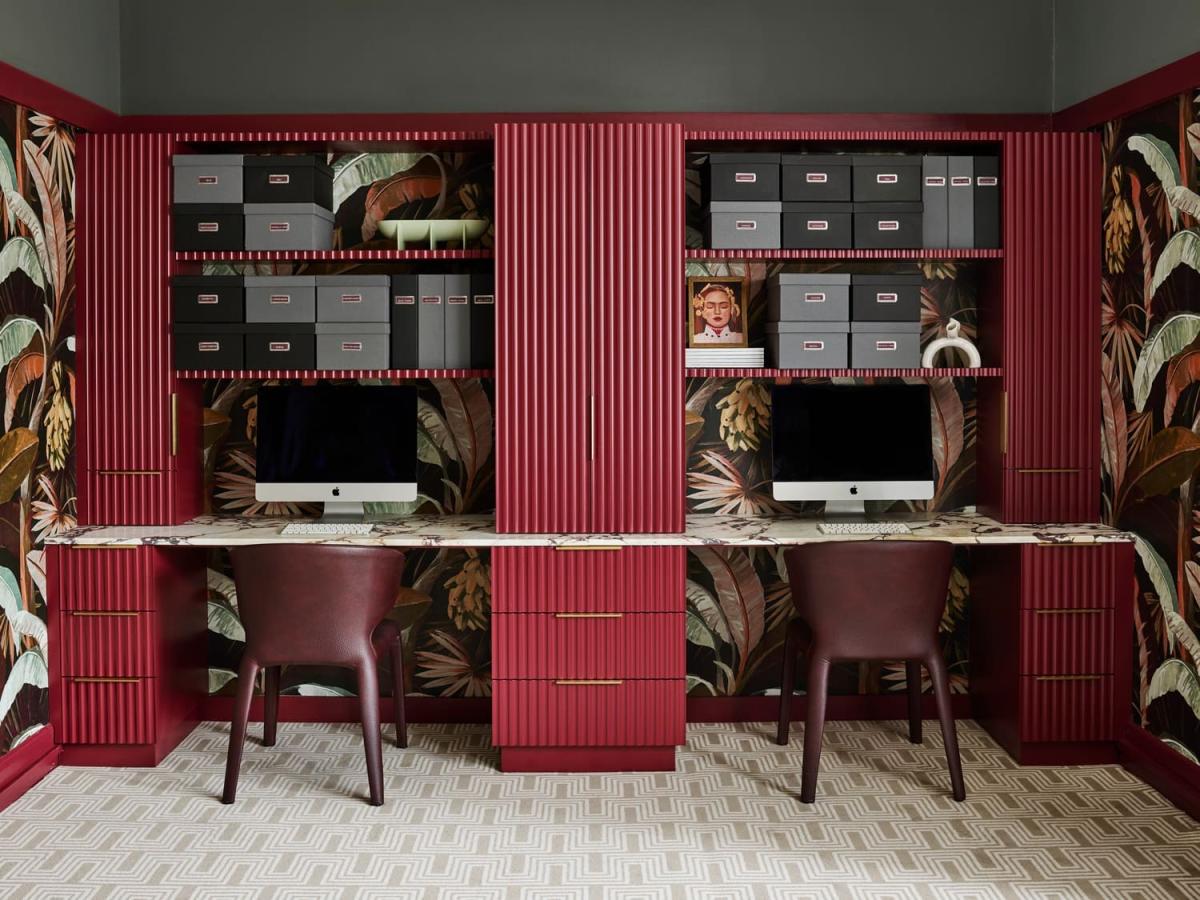 Homeoffice aus Ikea Korpussen: Bordeauxfarbener Schreibtisch