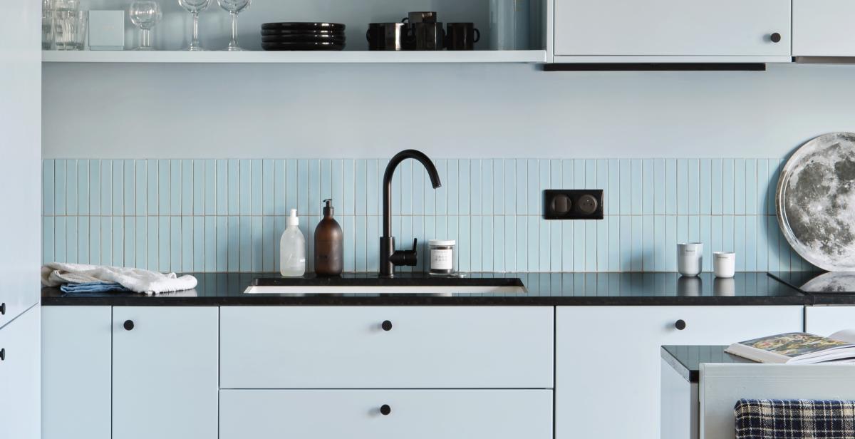 Küche Blau und Grau mit schwarzer Armatur