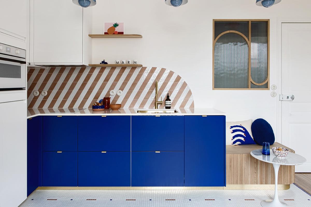 Küche in Yves Klein-Blau