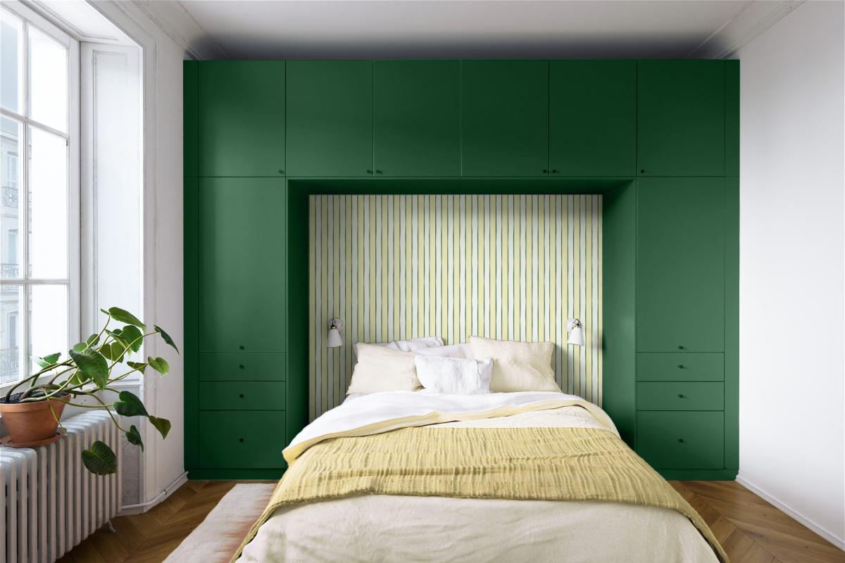 Tête de lit verte avec papier peint à rayures jaunes