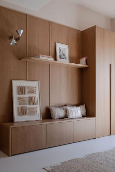 Un dressing Chêne miel avec banquette intégrée