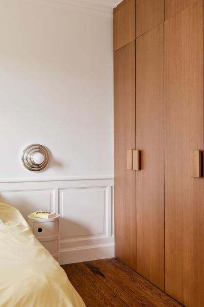Deckenhoher Kleiderschrank in Honig Eiche