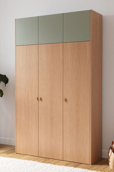 Un dressing avec rangée de portes supérieures