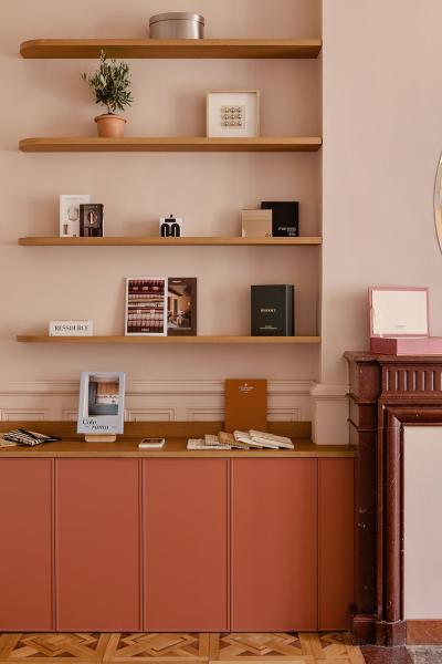 Une bibliothèque Argile encastrée