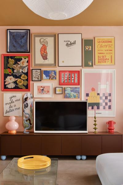Un meuble TV Espresso aux pieds bleu ciel