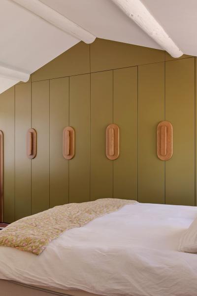 Un dressing Bronze sous les toits