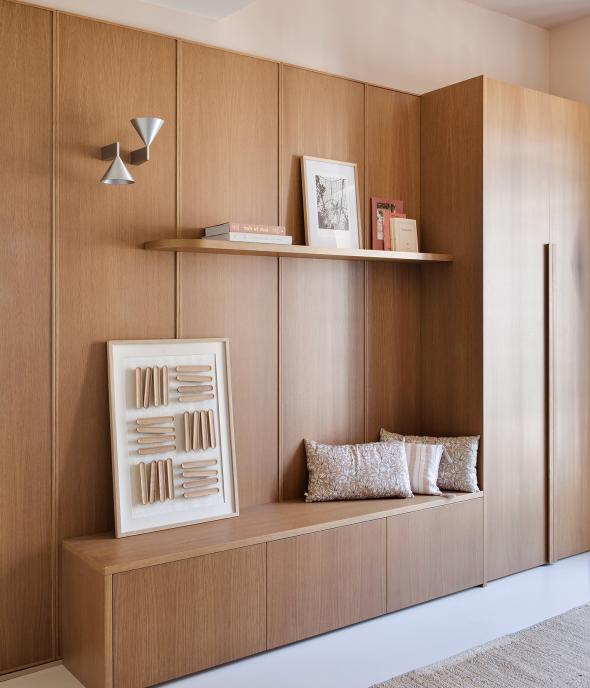 Un dressing avec banquette intégrée chêne miel
