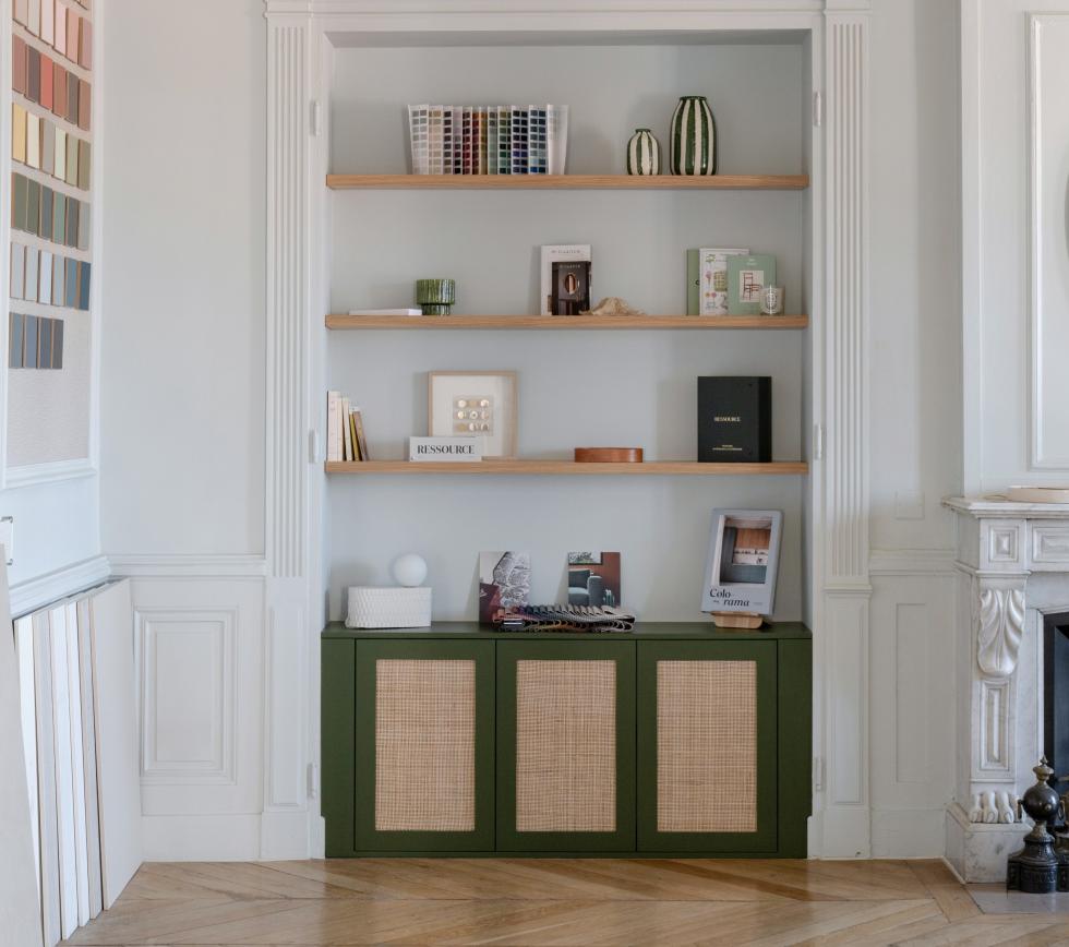 Bibliothèque avec étagères flottante et façades en Raphia Olive