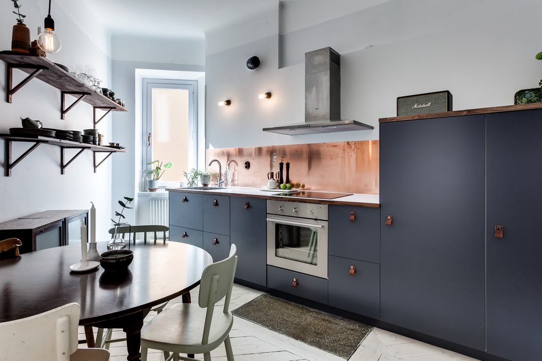 Keuken in Blauw 02 - Bleu nuit met koperen wandpaneel
