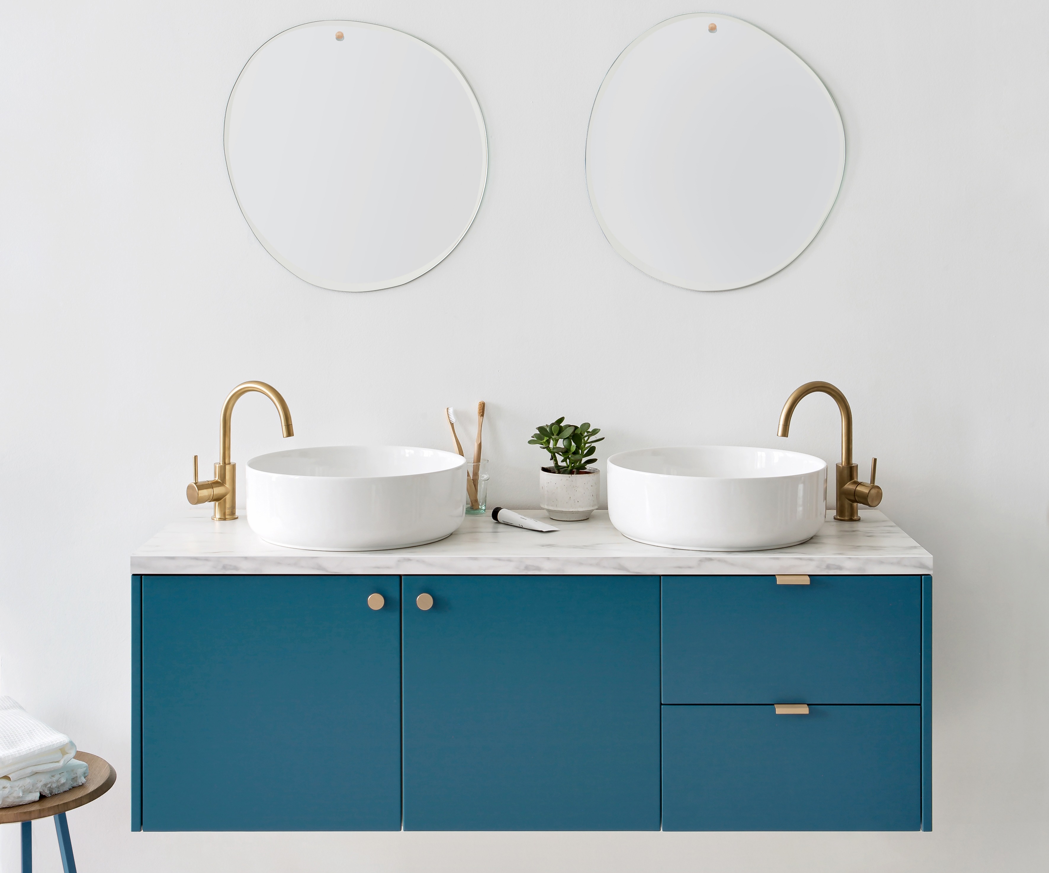 Un meuble de salle de bain Bleu lagon