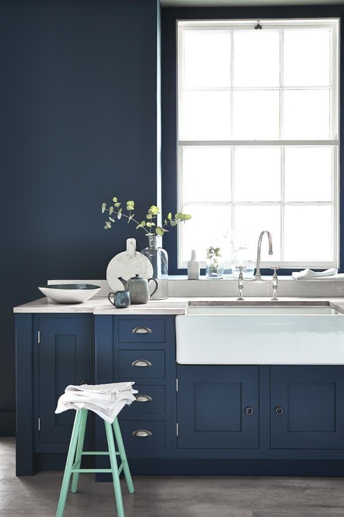 Blaue Küche mit flacher Spüle