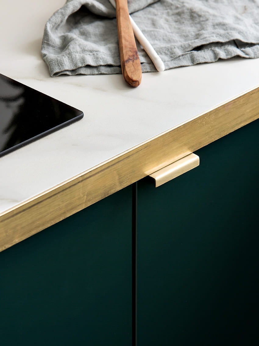 Kitchen in Green 02 - Sombre forest, brass Liseret handle